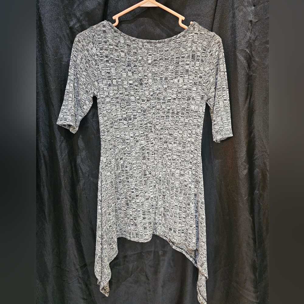 3/4 Black and White Top